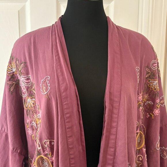 Magnolia Pearl Embroidered Belinay Kimono, Covet OS - Picture 7 of 15